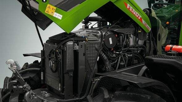 Primer plano del Fendt 600 Vario verde con el capó abierto, para que se pueda ver el concepto eficiente de refrigeración con regulación por demanda y ventilador reversible.