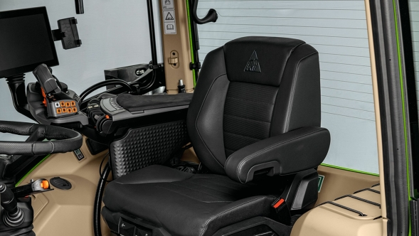 Primer plano del nuevo asiento Prémium del conductor en la cabina del Fendt 600 Vario