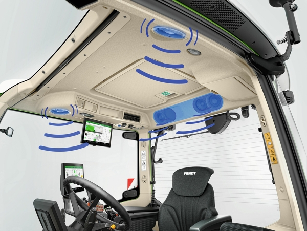 Vista interior de la cabina de un tractor. Se destaca el sistema de infoentretenimiento con marcas azules.