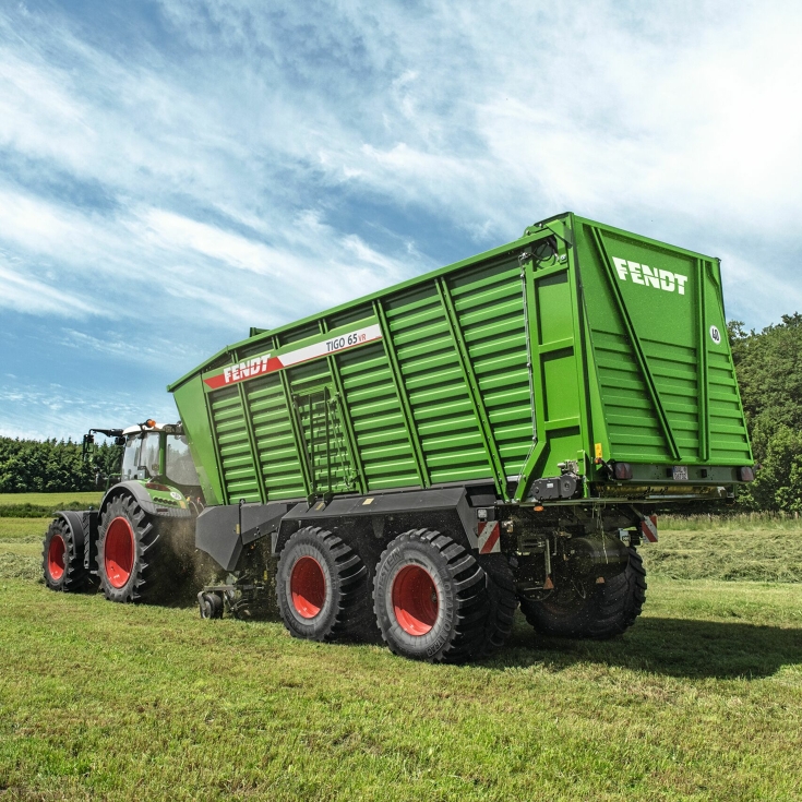Remolque autocargador Fendt Tigo cargando heno