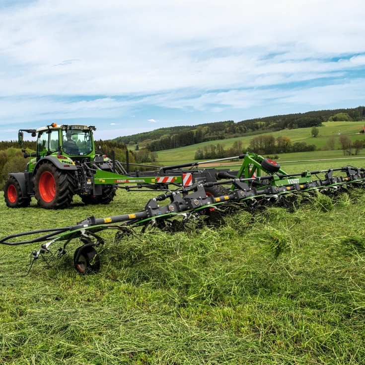 Tractor Fendt y henificador Fendt en acción