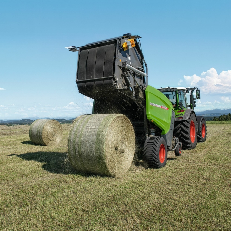 Rotoempacadora Fendt Rotana mientras hace balas