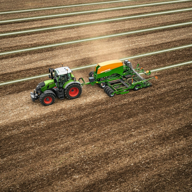 Un tractor Fendt verde que trabaja el campo usando la solución de sistema de guiado Fendt Guide