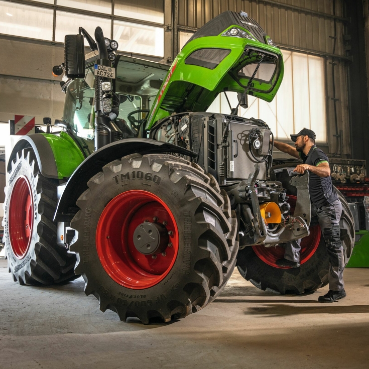 Un empleado del servicio técnico de Fendt comprueba un tractor Fendt