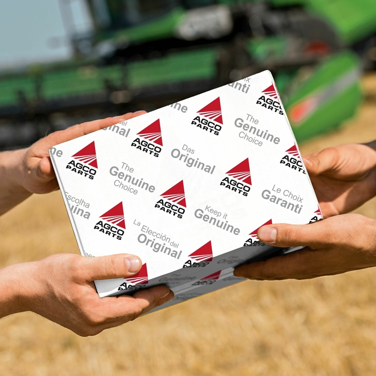 Entrega de un paquete de piezas AGCO en el campo.