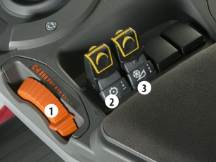 Primer plano del interruptor basculante de una cosechadora Fendt de la serie L para controlar el régimen del motor, la unidad de trilla y la unidad de corte.