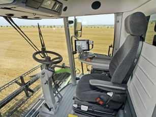 Vista interior de la cabina Skyline de una cosechadora Fendt de la serie C con interfaz de usuario Fendt Smart Farming, climatización automática e iluminación optimizada.
