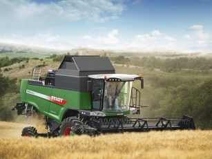 Cosechadora Fendt C-Series cosechando en un campo, con el mecanismo de corte visible y el proceso de cosecha en acción