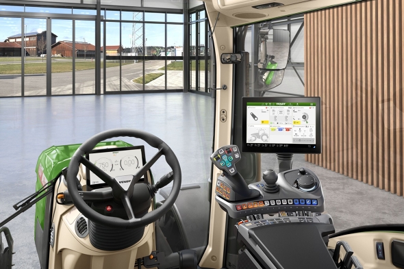Vista interior del Fendt 300 Vario Gen5 con Profi Setting 1 que muestra la palanca monomando en cruz, un par de interruptores basculantes, el salpicadero central 10-pulgadas, y el terminal de 12-pulgadas centrado para manejo ampliado