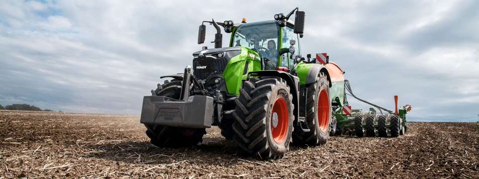 Fendt 700 Vario Gen7 Una mujer conduce por un campo un Fendt 700 Vario Gen7.
