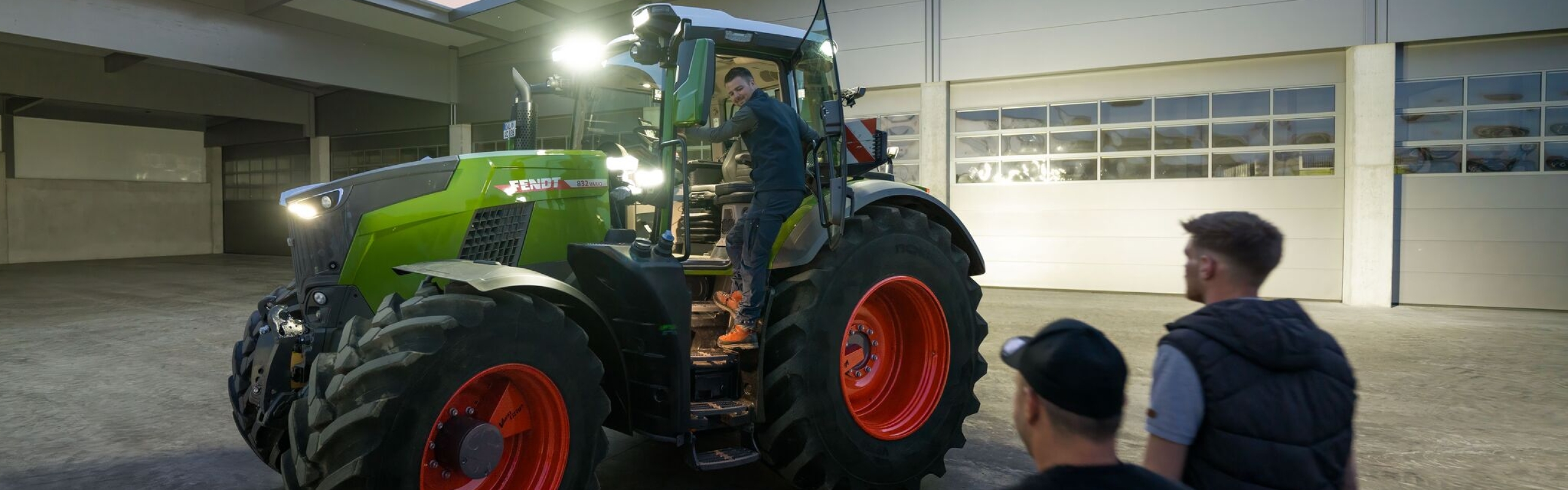 Vista del patio interior de un contratista que tiene el tractor Fendt 800 Vario con iluminación completa listo para sus conductores