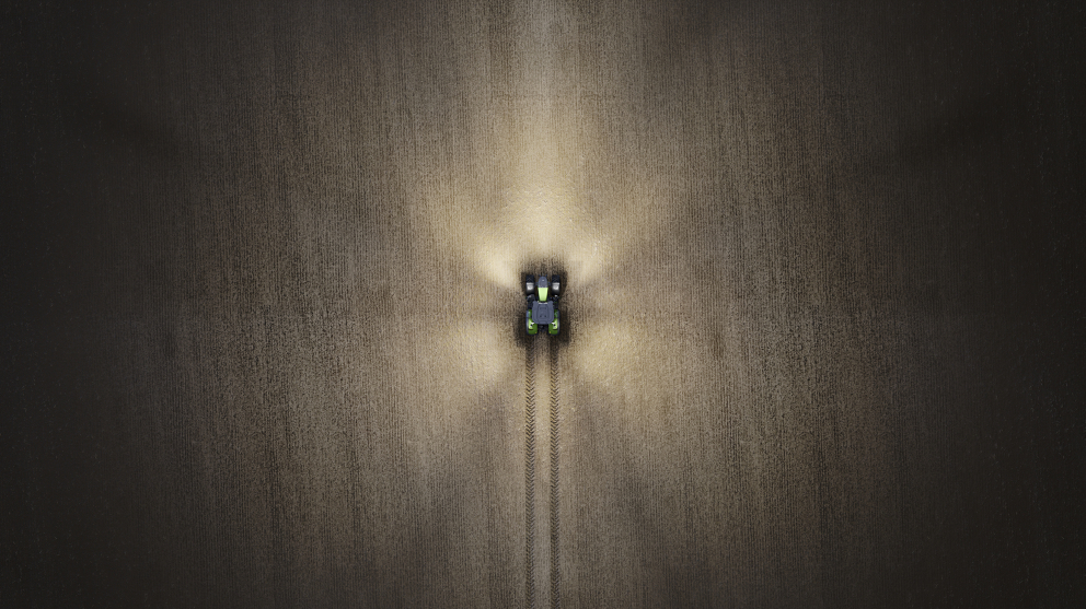 Fendt 800 Vario UltraVision 100% Imagen de dron de un Fendt 800 Vario de noche con las luces encendidas - 100%.