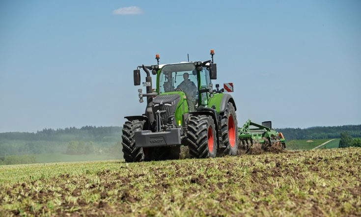 Fendt 724 Vario Gen7.1 cavando un campo Un Fendt 724 Vario Gen7.1 verde cavando un campo con un cultivador Amazone.