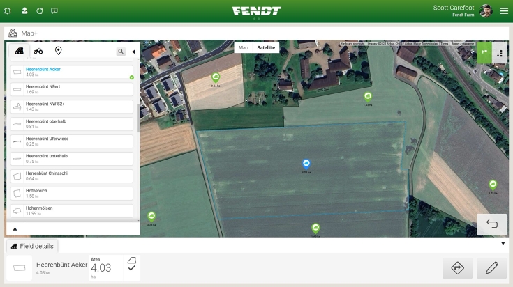 Mapa + vista detallada en FendtONE offboard Un volcado de pantalla con una pantalla que muestra un campo en vista satelital en la casilla «Mapeado+» en FendtONE offboard. A la izquierda está el nombre de la superficie en una lista de campos.