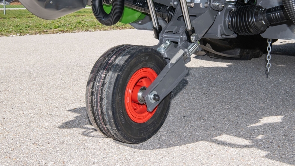 Primer plano de una rueda de transporte desplegada en una pista rural