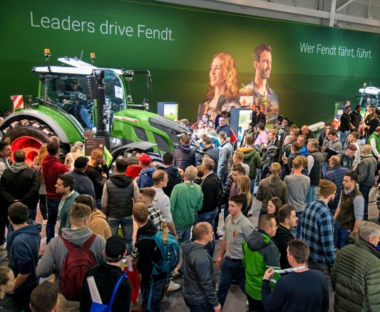 Numerosos visitantes de AGRITECHNICA en el stand de Fendt