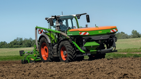 Tractor Fendt 600 Vario trabajando la hierba en el campo El Fendt 600 Vario se utiliza para el trabajo del suelo en un campo
