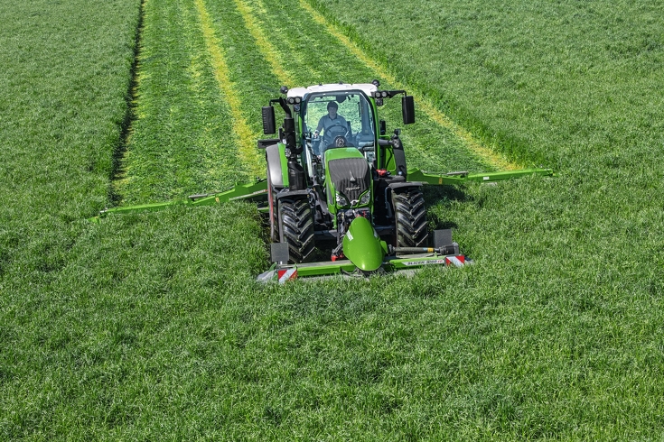 Ruohonleikkurilla varustettu Fendt-traktori leikkaa ruohoa