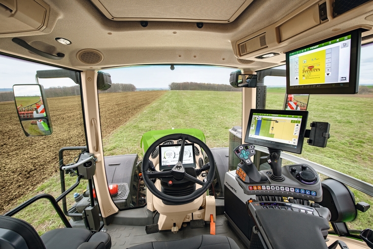 Fendt 1000 Varion ohjaamon näkymä FendtONE-päätteellä varustetun Fendt 1000 Varion ohjaamosta.