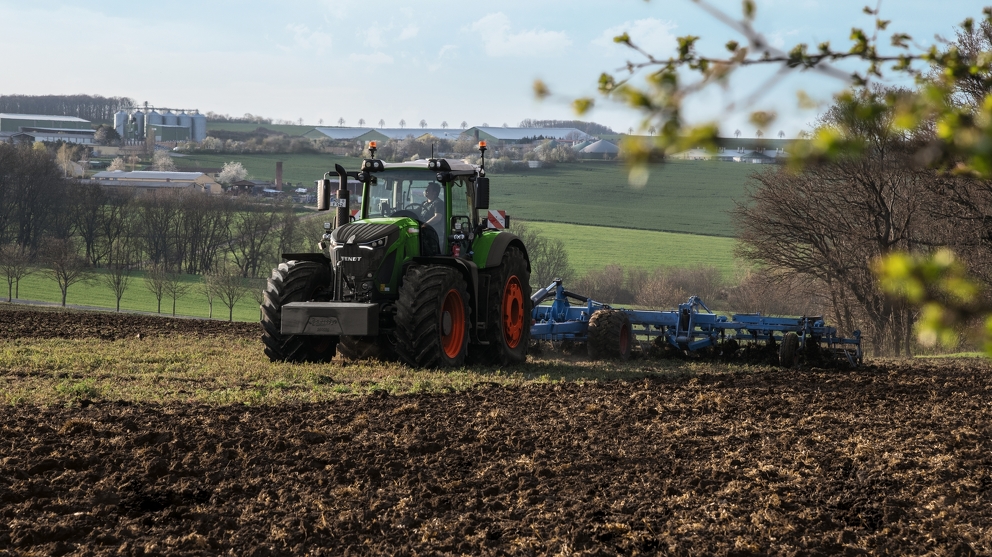 Fendt 900 Vario ajaa pellon yli auran kanssa.