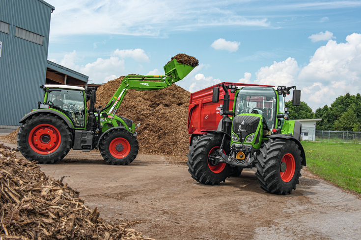 Fendt 700 Vario lastaamaassa puuhaketta