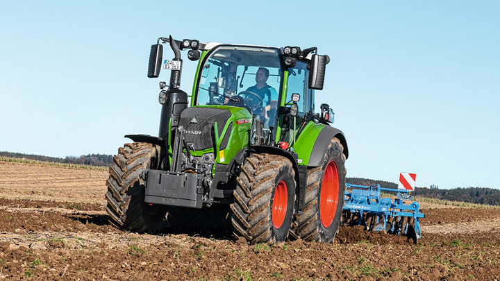 Fendt 300 Vario pulls a Cultivator in a field