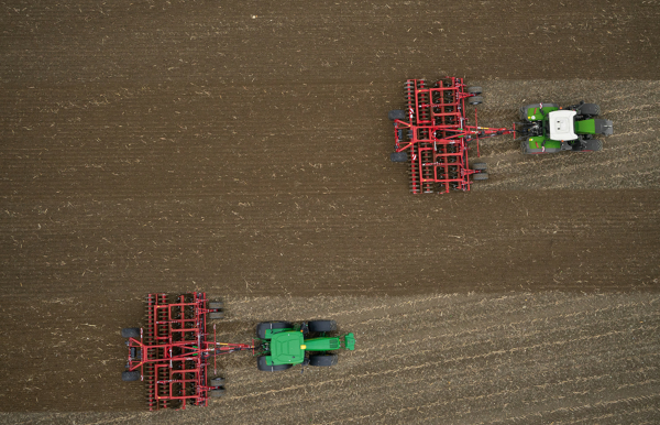 Fendt 728 Vario Gen7 lautasäkeellä pellolla näkymä ylhäältä