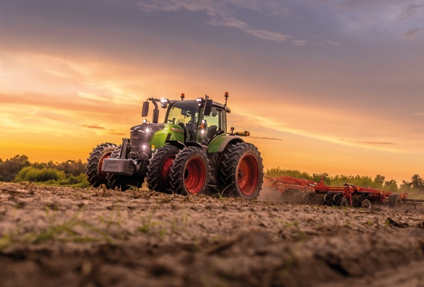 Fendt 700 Vario Gen7 muokkaamassa auringon laskiessa