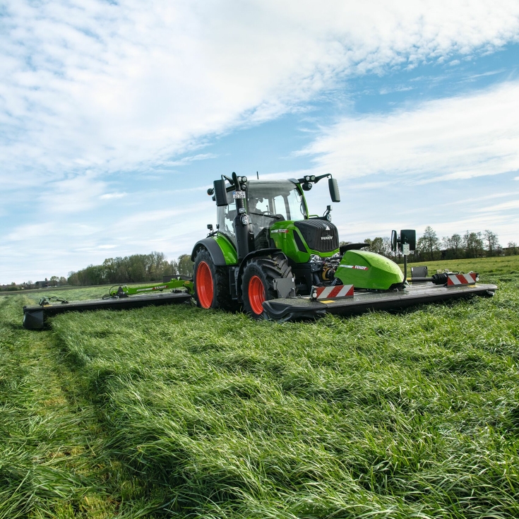Fendt-traktori ajaa pellolla Fendt Slicer etu- ja takaniittokoneella