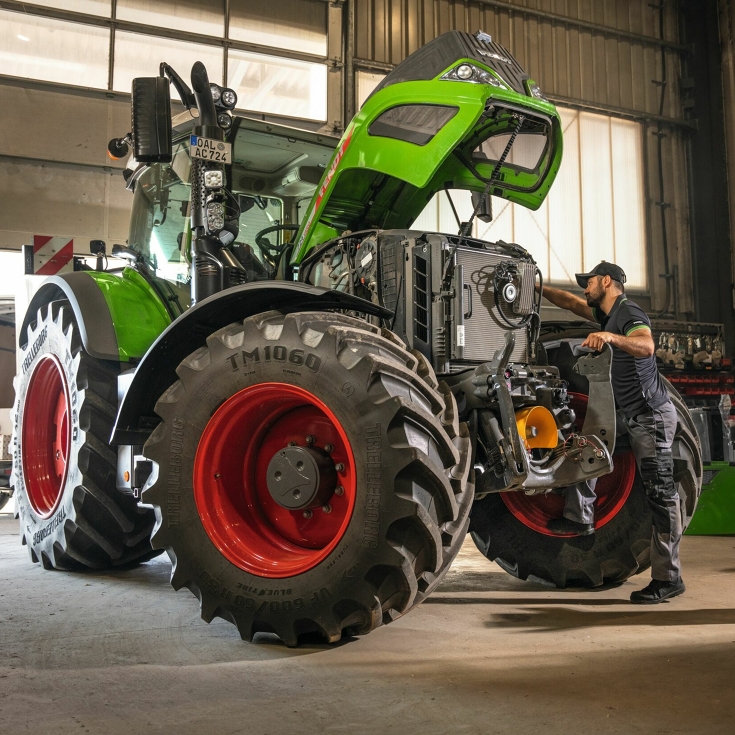 Fendt-huoltotyöntekijä tarkastaa Fendt-traktorin.