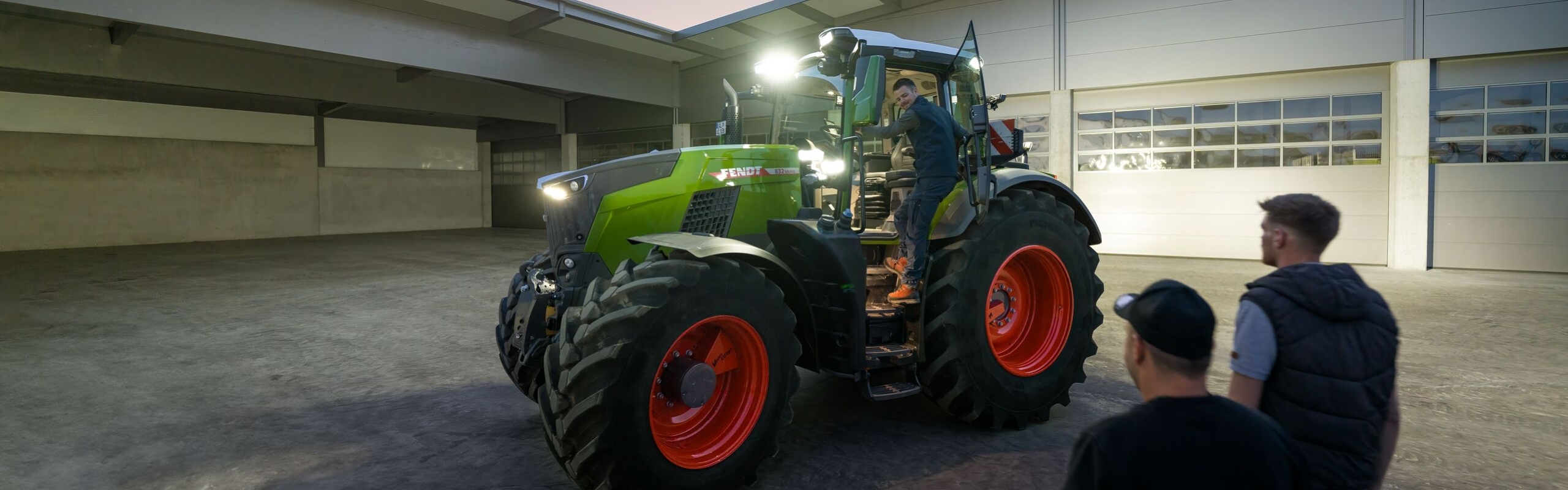 Näkymä urakoitsijan pihalle, jossa Fendt 800 Vario -traktori odottaa valot päällä kuljettajaansa