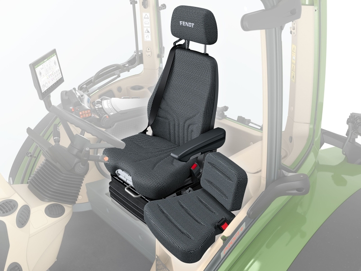 Fendt 300 Vario kunnallinen istuin 3-pistevyöllä CGI-kuva Fendt 300 Vario -traktorin ohjaamosta, jossa on erityinen 3-pistevyöllä varustettu istuin kunnallisiin käyttökohteisiin