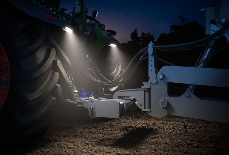 Fendt 500 Vario GroundVisionilla Fendt 500 Vario kuvattuna pimeässä, takana aktiivinen GroundVision-valaistus. Valonsäde osuu vetokoukkuun ja työkoneen etuosaan.