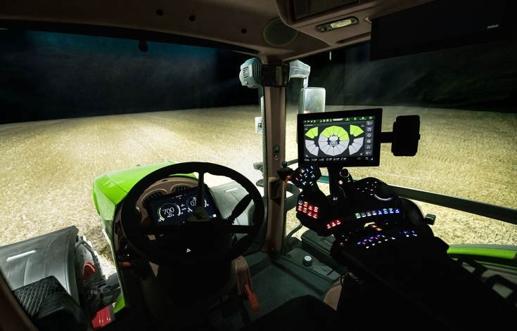 Valaistuksen käyttö Fendt 800 Variossa Näkymä kuljettajan perspektiivistä käsinojan terminaaliin, jossa on traktorin valaistuksen ohjaus.