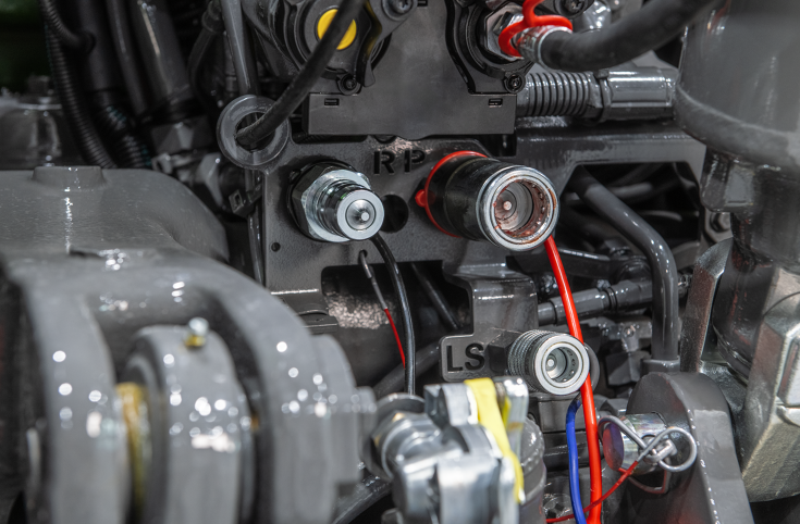 Power Beyond (P), paluu (R) ja Load Sensing (LS) -liitäntä Fendt-traktorin takana Yksityiskohtainen kuva Fendt-traktorin takaosasta, jossa on Power Beyond (P), paluu (R) ja Load Sensing (LS) -liitäntä.