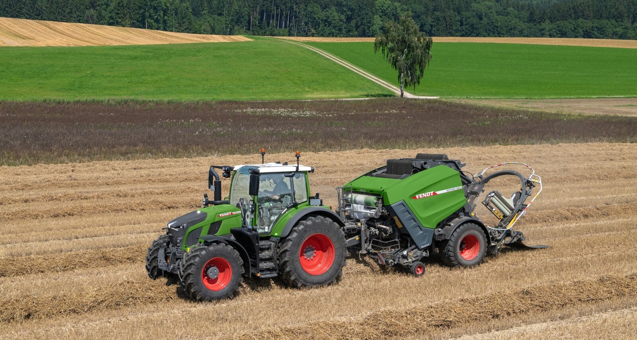 Fendt Rotana V Combi laskee paalin Pyöröpaalain Fendt Rotana V Combi laskee käärittyä pyöröpaalia pellolle.