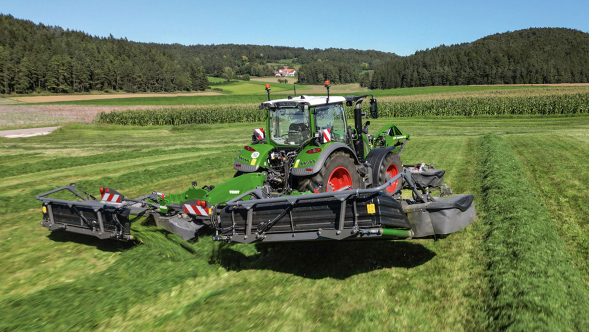 Fendt Slicer niittokoneyhdistelmä Fendt Slicer niittokoneyhdistelmä vihreällä pellolla