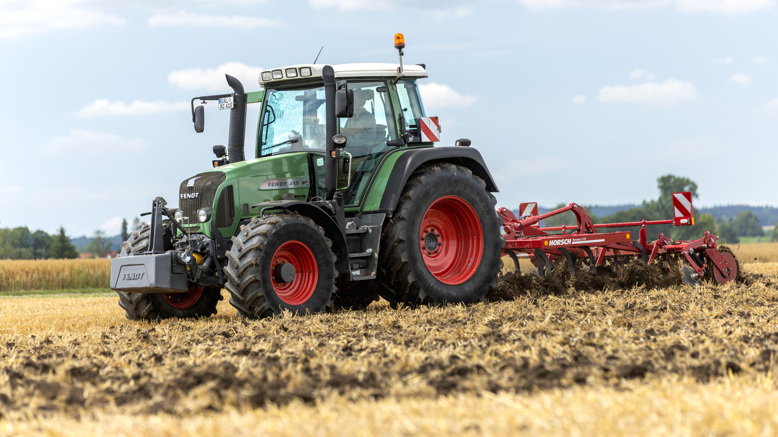 Fendt 400 Vario Maanviljelijä ajaa pellolla Fendt 400 Varioa