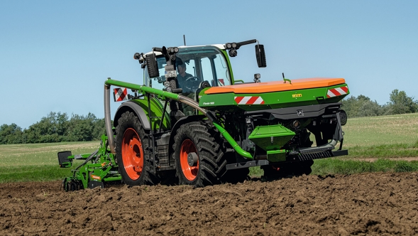 Fendt 600 Vario -konetta käytetään pellon maanmuokkauksessa.