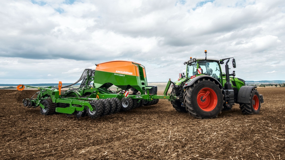 Maanviljelijä pöyhii pellolla Fendt 700 Vario Gen7:n ja Amazone-kylvökoneen kanssa.
