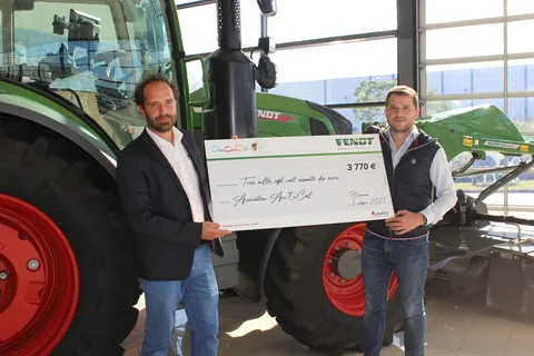 De gauche à droite : Olivier Leroy, Retail Market Manager Western Europe Fendt, accompagné de Jean-Louis Gallay, bénévole et membre actif de l’association Arc-En- Ciel.