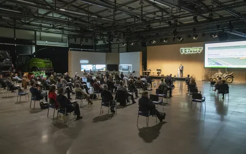Le public lors de l'assemblée constitutive dans la salle du Fendt Forum, regardant avec intérêt l'orateur sur scène.