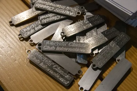 Petits porte-clés noirs avec l'inscription « Fendt Classic Club International ».