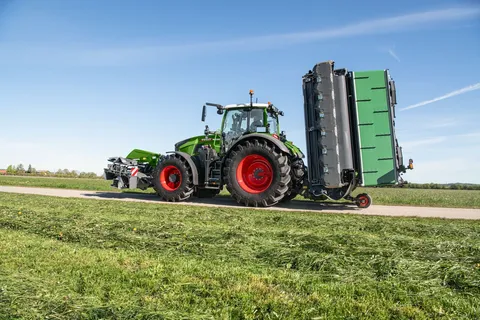 Fendt 700 Vario Gen7 avec une faucheuse frontale Fendt et une faucheuse arrière Fendt Slicer avec roue de transport.