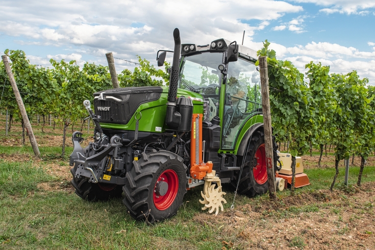 Espace d'attelage d'outils entre les essieux, au travail dans le vignoble