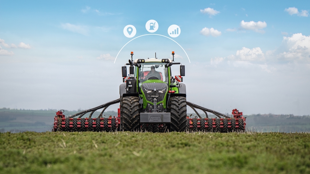 Le Fendt 1000 Vario se déplace dans le champ avec un cultivateur. Trois icônes numériques ont été ajoutées à Fendt Connect.