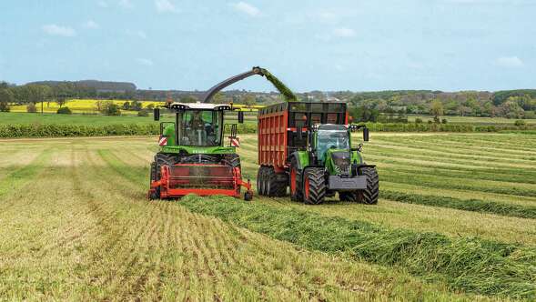 Fendt Katana 650 mit Fendt 700 Vario lors de la récolte du fourrage vert