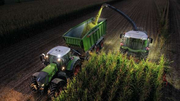 Fendt Katana et Fendt 700 Vario roulent la nuit avec l’éclairage de travail