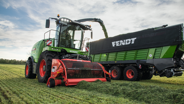 Fendt Katana à côté de l’autochargeuse Fendt Tigo lors de la récolte du fourrage vert