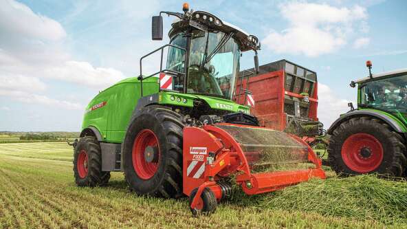 Fendt Katana avec Fendt 700 Vario lors de la récolte